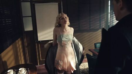 Kate Phillips, Peaky Blinders dizisinde Linda Shelby rolünü canlandırıyor