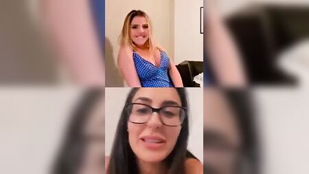 Web kamerası üzerinden sohbet eden Brezilyalı lezbiyenler