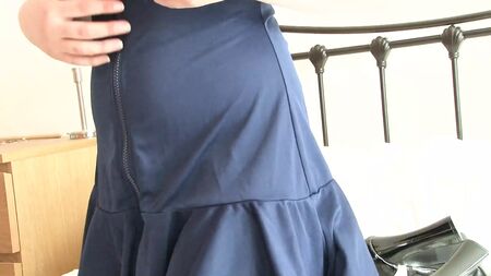 Bu cüretkar kız kıyafetlerini bir kenara atıp senin için çıplak poz vermeye can atıyor
