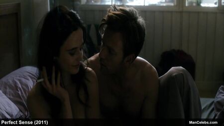 Ewan McGregor muhteşem kalçalarını ve aletini sergiliyor