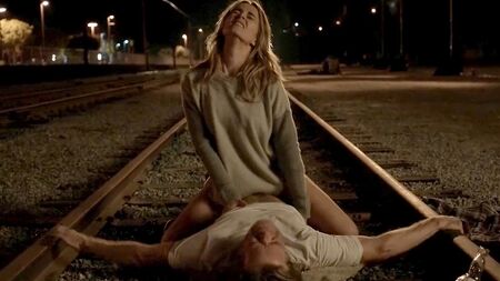 Bojana Novakovic, Shameless dizisinde bir adamla tren yolunda sevişiyor
