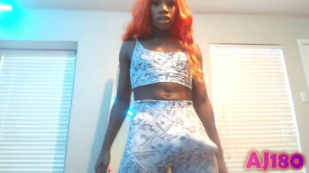 AJ180: SİYAH BARBIE, BABY GOT BULGE'DE BRICK'İ GÖSTERİYOR