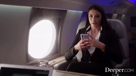 Daha derine. Seth, otoriter patronu Angela White’a boyun eğiyor