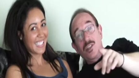 Anal seksine ilk kez giriş yapan genç kız, yaşlı bir adam tarafından beceriliyor