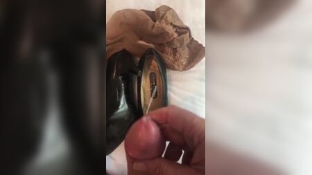 Bir hayranım, benim giydiğim kabin görevlisi topuklu ayakkabılarımı satın aldı ve içine boşaldı