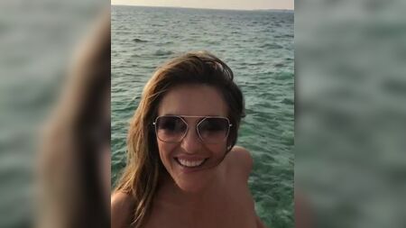 Beyaz bikinili Elizabeth Hurley