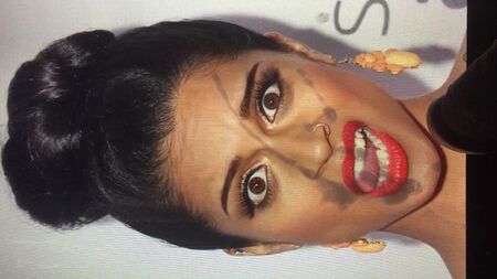 LILLY SINGH'E YÜZÜNE BİR SIRILSIRA