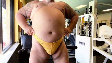 Emekli güreşçi ve kaslı dev Coach, spor salonunda antrenman yaparken boşalıyor