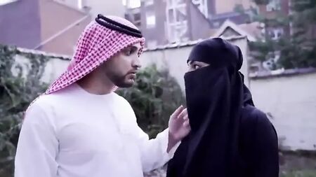 Burka giyen Müslüman kadın seks için baştan çıkarılır