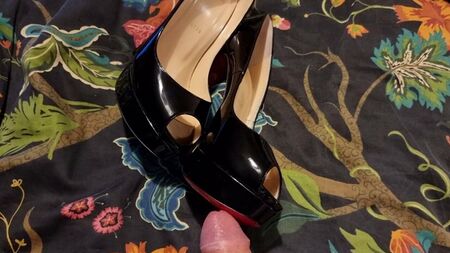 Karımın açık burunlu Louboutin topuklu ayakkabılarının üzerine boşal