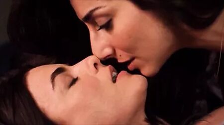 Necar Zadegan ve Traci Thunderbird Dinwiddie - Elena Undone
