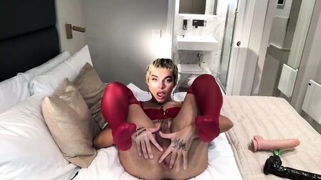 Çek Femboy, 25 cm'lik penisi içine alıyor ve Angel Jul'un yüzüne boşalıyor
