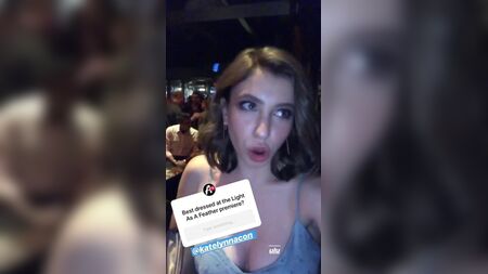 Katelyn Nacon'un dekolteli selfiesi