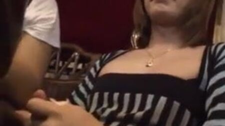 Ladyboy restoranda boşalıyor