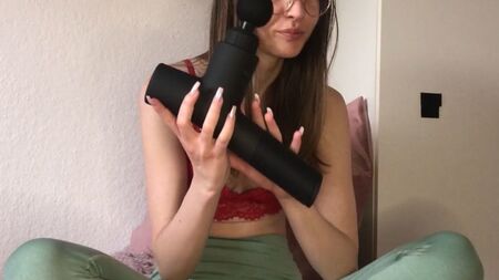 HİÇ GÖRÜLMEMİŞ!! ÇILGIN MASAJ TABANCASI İLE MASTÜRBASYON!!! Küçük göğüslü ve iri dudaklı 18 yaşındaki Alman sıska genç kız