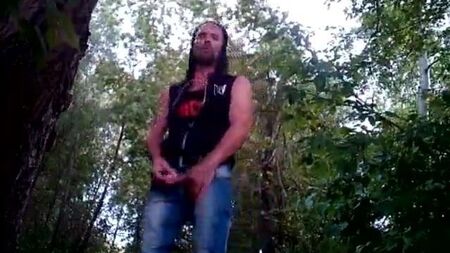 Belçika'nın Public Wood kasabasında YMCMB tişörtü giyen yaşlı adamlar mastürbasyon yapıyor