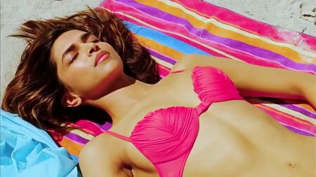 Deepika Padukone'nin Parlak Pembe Bikinisi