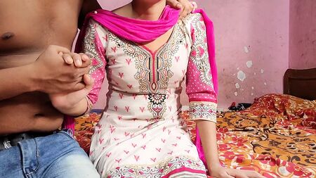Pencaplı kız, salwar kameez giyerken arkadaşıyla cinsel ilişkiye girdi