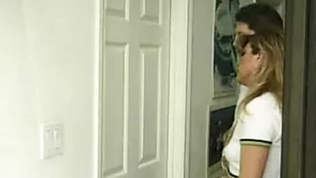 Kocası, seksi karısını siyah efendinin yanına getiriyor