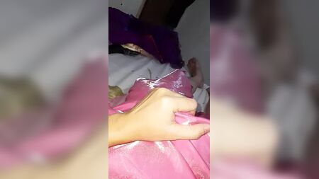Uzun, pembe saten balo elbisesi giymiş bir crossdresser