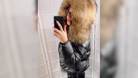 Parlak şişme ceket giyen Bayan Fur