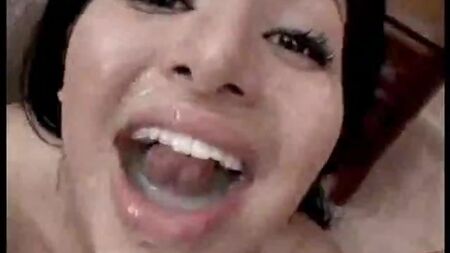 Sativa Rose, iki erkeğin ağzına boşalmasına izin veriyor ve hepsini yutuyor!