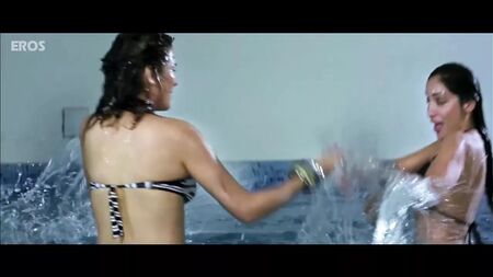 Udita Goswami ve Sofia Hayat'ın Seksi Bikini Sahnesi
