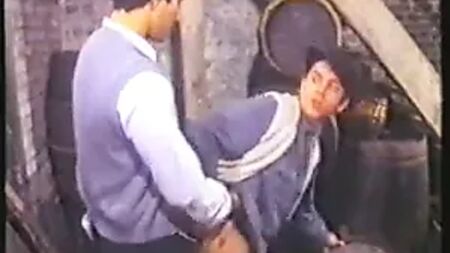 Yaşlı bir adam tarafından becerilen Fransız erkek fahişe
