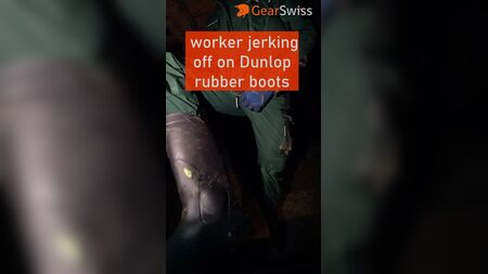 Dunlop lastik çizmeleriyle mastürbasyon yapan işçi