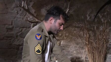Asker o kıçı delip geçmek için can atıyor