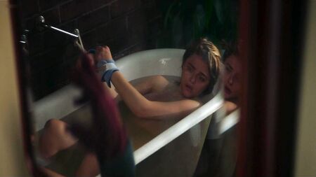 Chloe Grace Moretz, seksi ve çıplak, banyo köpüğüyle kaplı