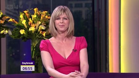 Kate Garraway, Dekolteli Elbise ve Göğüs Çatalı