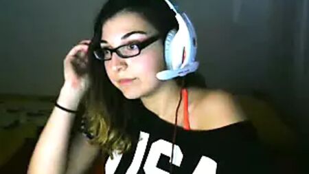 Twitch yayıncısı Liianaf göğüslerini ve kalçalarını gösteriyor