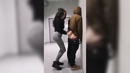 TS kızı koridorda bir adamla sevişiyor