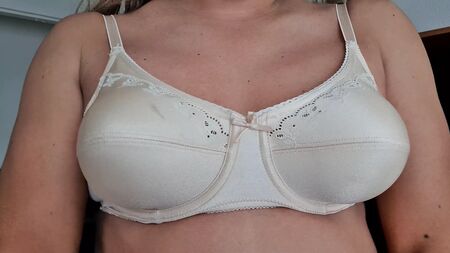 34C beden Ptex naylon ten rengi sütyen, okşayan ve sallanan göğüsler