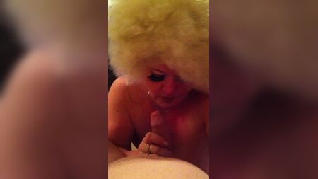Sarışın Afro'lu sakso çeken