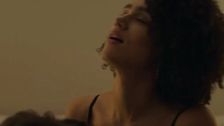 Nathalie Emmanuel & Britt Lower - ''Holly'de Kalmak''