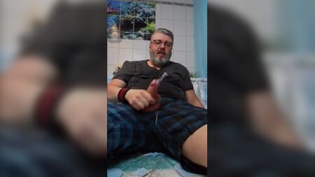 Baba ayı kıyafetlere boşalmış