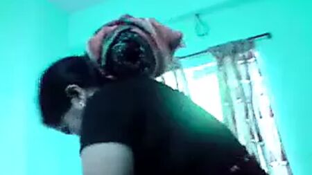 Bangladeşli Sevimli Teyze, senin için banyo yaparken gösteriyor – yorum yap