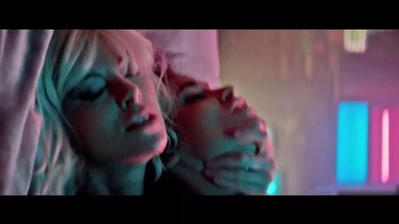 Charlize Theron’un Atomic Blonde’daki Lezbiyen Seks Sahnesi – ScandalPlanet.Com