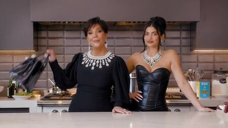 Kylie ve Kris Jenner Birlikte Yemek Pişiriyor | Vogue