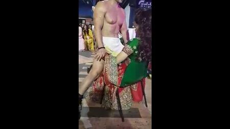Desi Kız Düğünden Önce Bir Erkek Striptizcinin Keyfini Çıkarıyor xxx indian film.mp4