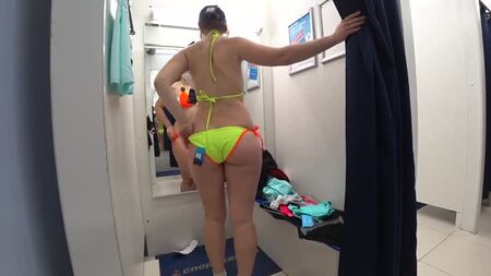 Olgun milf ve genç kızı halka açık bir soyunma odasında. Seksi büyük eşek üzerinde farklı mayolar ve mini bikiniler. - XVIDEOS.COM
