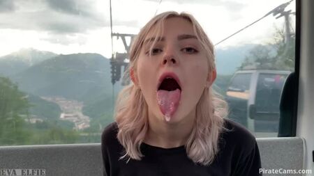 Genç teleferikte bir sürü döl yutar halka açık oral seks Eva Elfie - Beautiful Babes