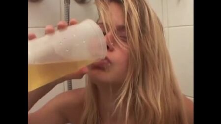 amateur_pissslut_swallow squeamishly ağzına sidik tükürüğü içiyor sidik tükürüğü