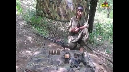 Bradost, Ali Dirêj vadisinde HPG tarafından Türk birliklerinden ele geçirilen silahları gösteren görüntüler