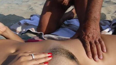İki adam sahilde çıplak bir kıza horoz ve cum mastürbasyon (handjob, boşalma, pov, çıplaklık, orgazm, kıllı, boşalma,mastürbasyon)