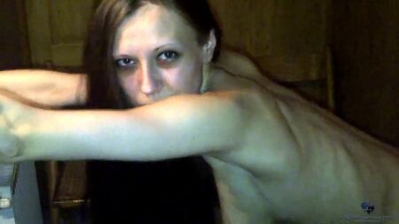 Mutlu Rus koca, sıska karısının banyoda tüm deliklerinden sikilmesini filme alıyor (Rus porno anal oral seks sexwife pornoanal )