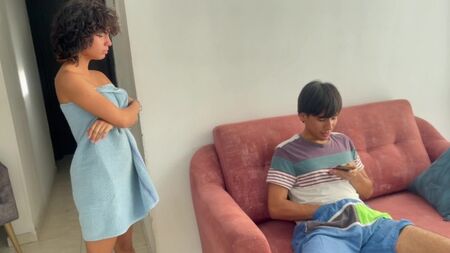 Eğer beni becermezsen, üvey babama fotoğraflarıma mastürbasyon yaptığını söylerim