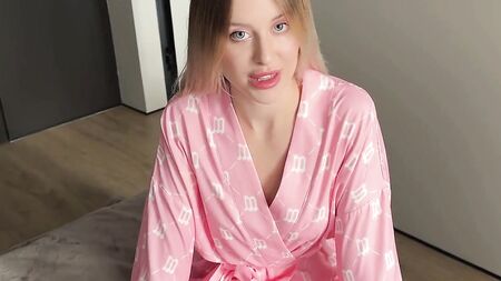 Genç üvey anne üvey oğluna hayatı ve seksi öğretiyor